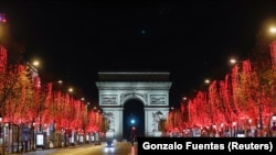 Jalan Champs Elysees menuju Arc de Triomphe di Paris tampak lengang saat penerapan jam malam untuk meredam penyebaran virus corona (Covid-19) di Paris, 15 Desember 2020. (Foto: Reuters)