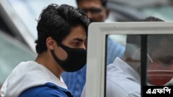 বলিউড অভিনেতা শাহরুখ খানের ছেলে আরিয়ান খানকে মাদকের মামলায় গ্রেপ্তারের পর 8 অক্টোবর, ২০২১ সালে মুম্বাইতে জামিনের আবেদনের শুনানির জন্য মাদকদ্রব্য নিয়ন্ত্রণ ব্যুরো (এনসিবি) কর্মকর্তারা আদালতে নিয়ে যান। (ছবি পুনিত পরাঞ্জপে/এএফপি)