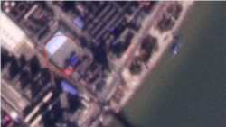 북한 신의주와 중국 단둥을 연결하는 ‘조중우의교’의 중국 쪽 부분을 촬영한 위성사진. 컨테이너 트럭 등이 멈춰서는 세관(원 안)에 최근 몇 개월간 트럭들이 사라졌다. 사진제공=Planet Labs