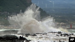 Topan Bolaven menghantam pantai timur Korea Selatan di Pulau Jeju, menewaskan sedikitnya 5 nelayan asal Tiongkok (27/8). 