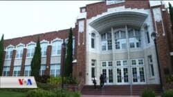 لە خوێندنگایەکی دووا ناوەندی لەگەڵ دەستپێکردنی ڕۆژ تەلەفۆنە دەستییەکان کۆدەکرێنەوە