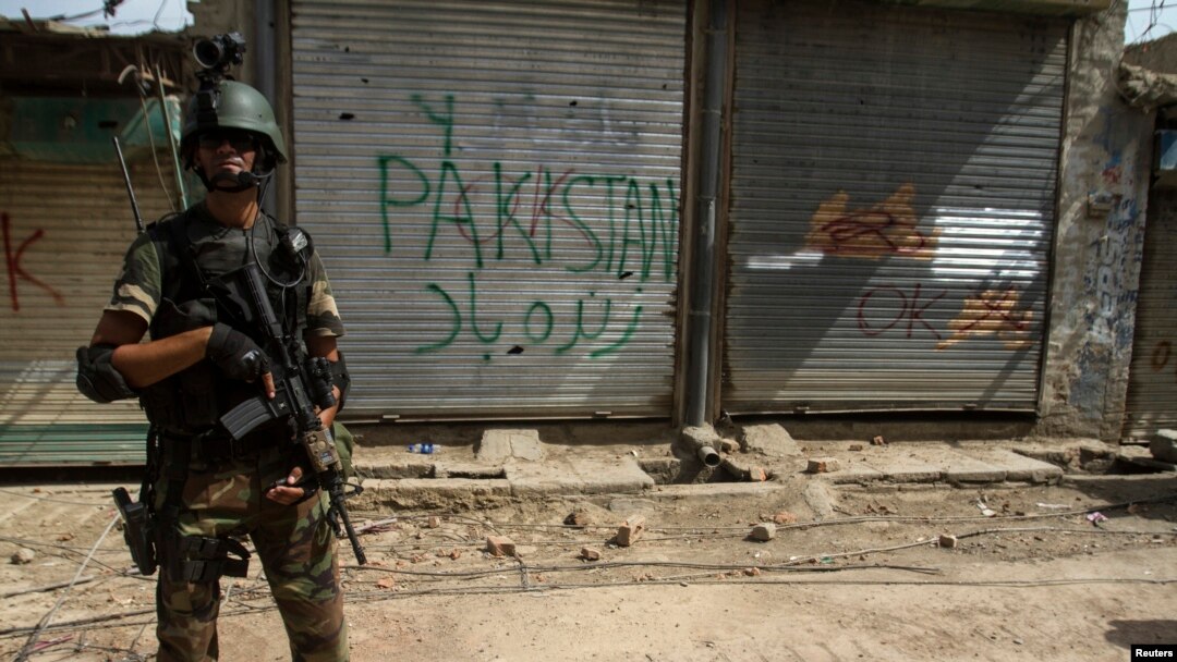 Tentara Pakistan dalam operasi militer melawan militan Taliban di kota Miranshah, Waziristan utara (9/7).