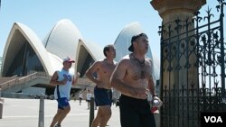 Warga Sydney, Australia berlari siang hari di dekat Sydney Opera House tanpa mengenakan baju (foto: dok). Pejabat kesehatan Australia tengah mengampanyekan kehati-hatian terhadap sengatan matahari, mengingat banyaknya kasus melanoma di Australia.