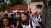 Anak-anak bergerak menuju basemen gedung sekolah mereka saat peringatan bahaya dibunyikan di Zaporizhzhia, Ukraina, pada 3 September 2024. (Foto: AP/Evgeniy Maloletka)