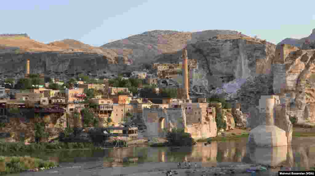 Baraj suları altında kalacak olan tarihi eserlerin Hasankeyf Yeni Kültürel Park Alanı'ndaki yerlerine taşınması da sürüyor.