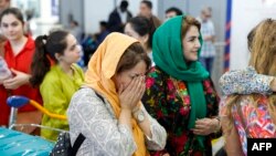 د پاکستان نه د پېرس شارل دوګول ائیرپورټ ته رسېدلې افغانې مېرمنې