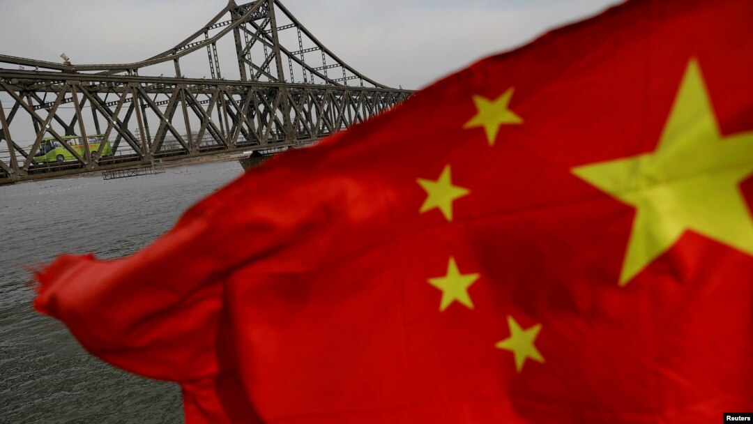 Bendera China di jembatan Persahabatan yang melintas Sungai Yalu, 1 April 2017.