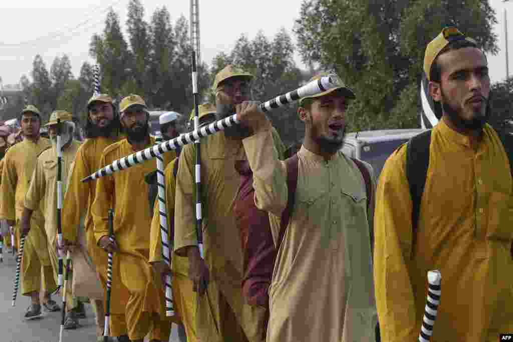 &#39;انصار الاسلام&#39; کے سیکڑوں رضاکار اسلام آباد میں &#39;آزادی مارچ&#39; کے پنڈال کے اندر اور ارد گرد تعینات ہیں۔