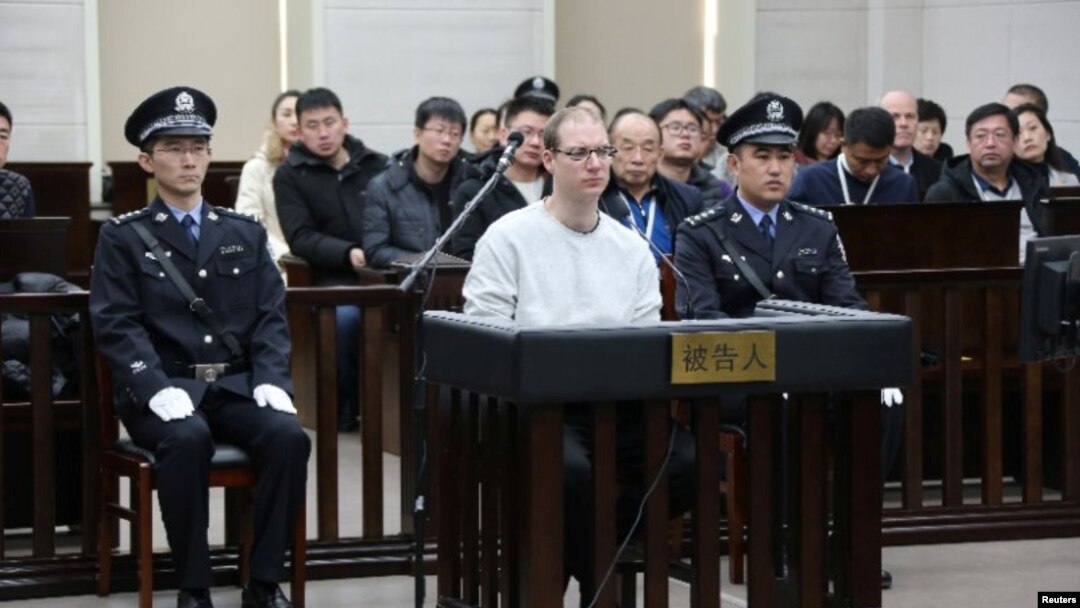 谢伦伯格被带进法庭的画面
