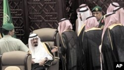 Shura members wait to speak with Saudi King Abdullah bin Abdulaziz al-Saud during the opening ceremony of the Shura assembly in Riyadh September 25, 2011.