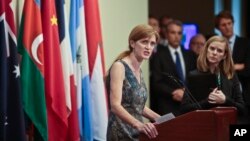 La embajadora de Estados Unidos ante la ONU, Samantha Power, habla durante una conferencia de prensa luego de la presentación del informe de la ONU sobre Siria.