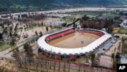El estadio Fiscal de Talca se inunda luego de que el río Claro se desborda durante fuertes lluvias en Talca, Chile, el martes 22 de agosto de 2023. El gobierno chileno decretó el martes una emergencia agrícola en las regiones afectadas. 