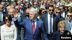 Поранешниот претседател Клинтон и поранешната државна секретарка Олбрајт на прославата на 20-та годишнина од независноста на Косово во Приштина.