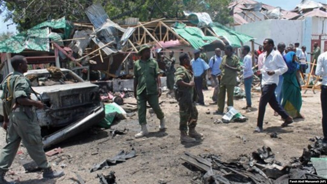 Binh sĩ Somali ở hiện trường vụ nổ bom kép tại một nhà hàng ở thủ đô Mogadishu, 7/9/2013