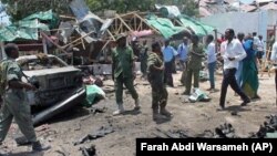 Des soldats somaliens près du restaurant détruit à Mogadiscio, en Somalie, samedi 7 septembre 2013. (Ph. d’archives).