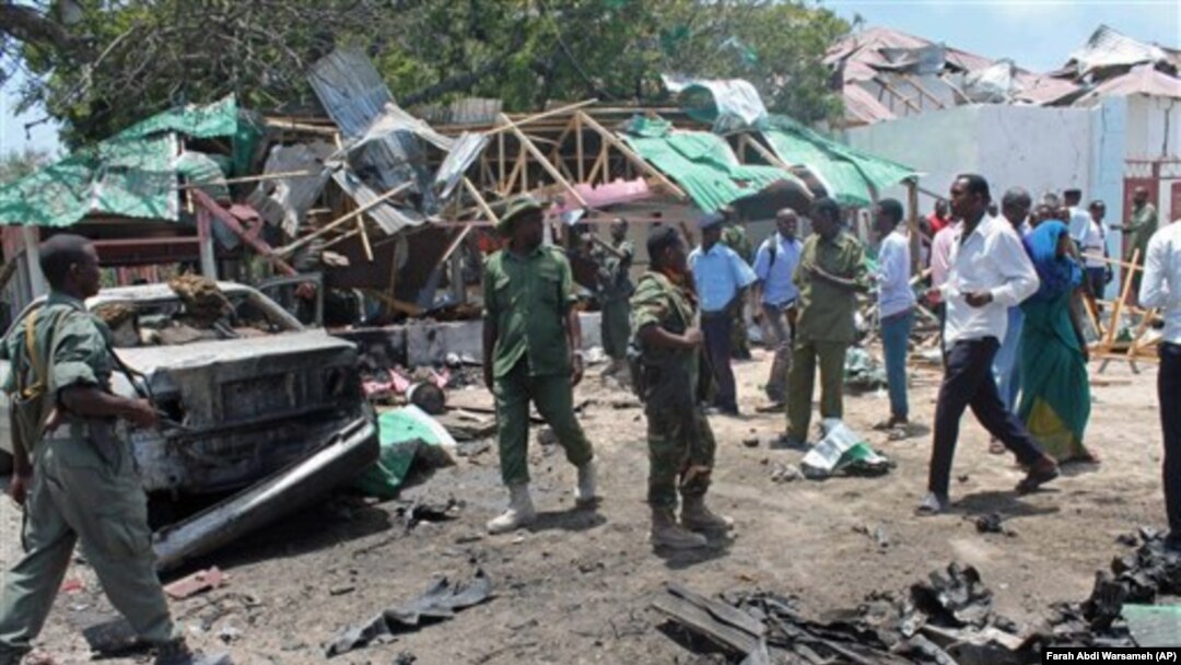 Tentara Somalia berkumpul dekat restoran yang dikoyak bom di Mogadishu, Sabtu (7/9).