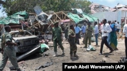 Para tentara Somalia berkumpul di dekat restoran yang hancur akibat serangan bom bunuh diri di Mogadishu, Somalia, (7/9). Sedikitnya 18 orang dilaporkan tewas dalam insiden tersebut.