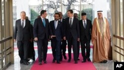 Presiden Suriah Bashar Assad, (ketiga dari kanan), bertemu dengan delegasi yang mewakili berbagai parlemen Arab di Damaskus, Minggu, 26 Februari 2023. (Foto: Kepresidenan Suriah via Telegram via AP)