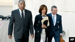 La exalcaldesa de Baltimore, Catherine Pugh, acompañada de sus abogados, llegan a la corte de distrito de la ciudad para la vista de sentencia en su caso por evasión de impuestos y conspiración para defraudar al gobierno. Febrero 27 de 2020.