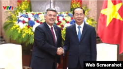 Thượng Nghị sỹ Cory Gardner, Chủ tịch Tiểu ban Đối ngoại Đông Á-Thái Bình Dương và Chính sách an ninh mạng quốc tế của Uỷ ban Đối ngoại Thượng viện Hoa Kỳ gặp Chủ tịch nước Trần Đại Quang, 28/5/2018, tại Hà Nội. (Ảnh: VTV)