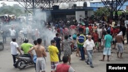 Brasileños queman las pertenencias de refugiados venezolanos, mientras bloquean una calle cerca de la frontera con Venezuela en un puesto de control de la frontera en Paracaima, estado brasileño de Roaraima. Agosto 18 de 2018. Reuters.