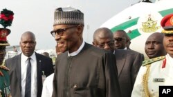 Le président Muhammadu Buhari à sa descente d’avion à Abuja, Nigeria, 19 août 2017.