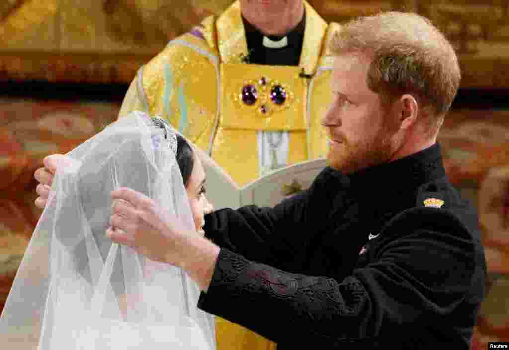 Prince Harry and Meghan Markle in St George&#39;s Chapel at Windsor Castle during their wedding service in Windsor, Britain, May 19, 2018. Owen Humphreys/Pool via REUTERS