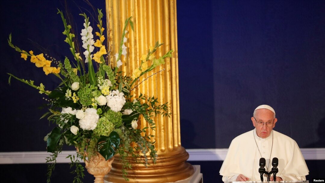 Paus Francis berbicara di Kastil Dublin dalam kunjungan ke Dublin, Irlandia, Agustus 25, 2018.