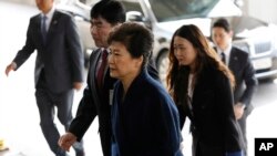 South Korea's ousted leader Park Geun-hye, foreground, arrives at a prosecutor's office in Seoul, South Korea, March 21, 2017. Park said she was "sorry" to the people as she arrived Tuesday at a prosecutors' office for questioning over a corruption scandal that led to her removal from office. 