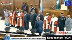 Ba magistrats ya likolo na président Félix Tshisekedi (C) nsima na kolapandayi mpo kobanda mosala na bango na Palais de la nation, Kinshasa, 19 février 2020. (VOA/Eddy Isango)