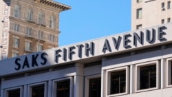 FILE - Tanda toko "Saks Fifth Avenue" di San Francisco, California, 17 Maret 2024. Perusahaan induk Saks, 4 Juli 2024, menandatangani kesepakatan untuk membeli perusahaan saingannya, Neiman Marcus Group.