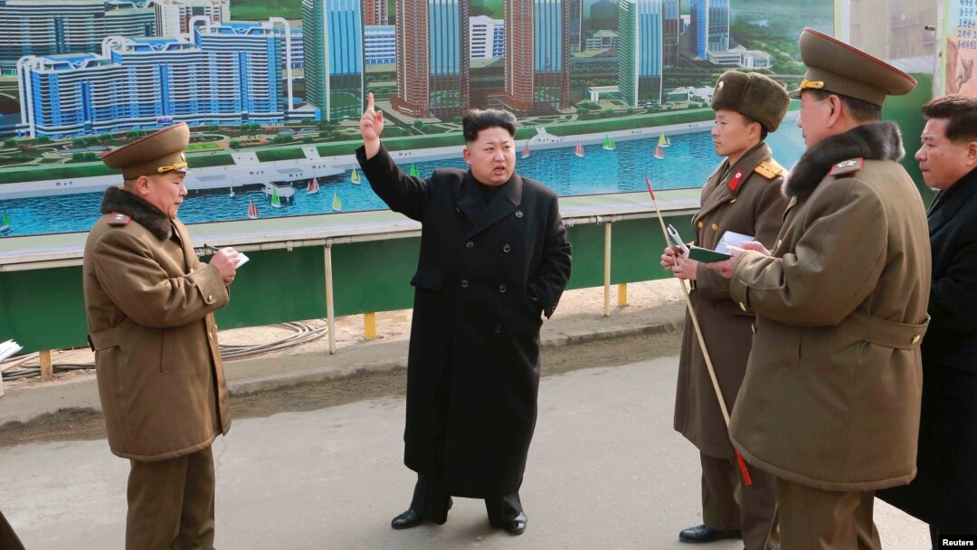 Lãnh tụ Bắc Triều Tiên Kim Jong Un đưa ra các hướng dẫn khi đến thăm công trường xây dựng ở Bình Nhưỡng. Các tổ chức nhân quyền và LHQ muốn đưa các giới chức Bắc Triều Tiên, kể cả ông Kim Jong Un ra xét xử trước Tòa Hình sự Quốc tế về tội ác chống nhân loại.