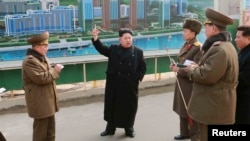 Lãnh tụ Bắc Triều Tiên Kim Jong Un đưa ra các hướng dẫn khi đến thăm công trường xây dựng ở Bình Nhưỡng. Các tổ chức nhân quyền và LHQ muốn đưa các giới chức Bắc Triều Tiên, kể cả ông Kim Jong Un ra xét xử trước Tòa Hình sự Quốc tế về tội ác chống nhân loại.