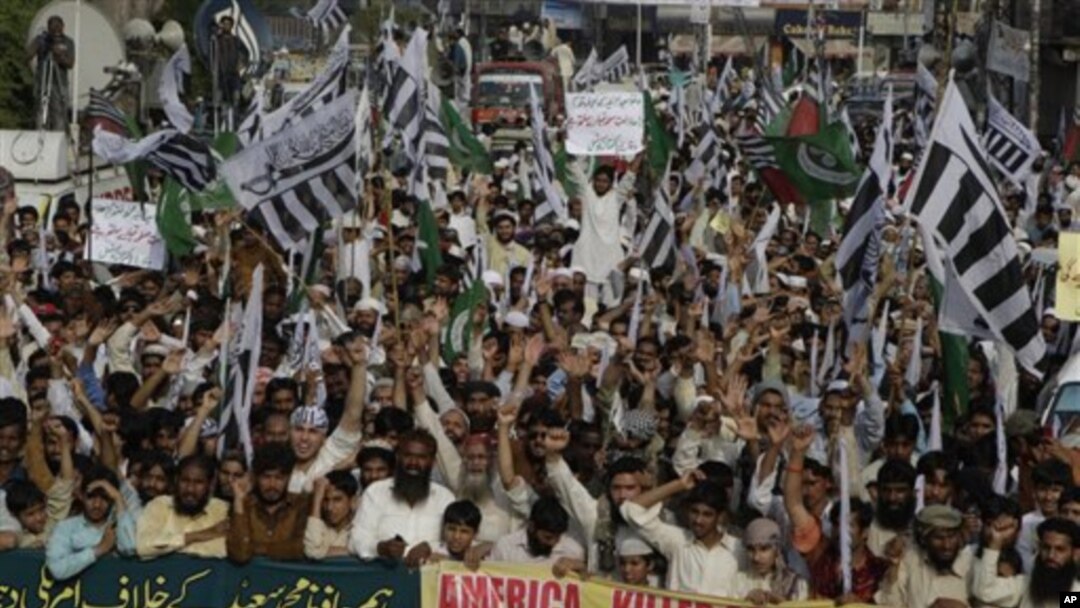 Warga di Lahore Pakistan melakukan demonstrasi mengutuk Amerika atas hadiah 10 juta dolar bagi penangkapan Hafiz Mohammad Saeed, Jumat (6/4).
