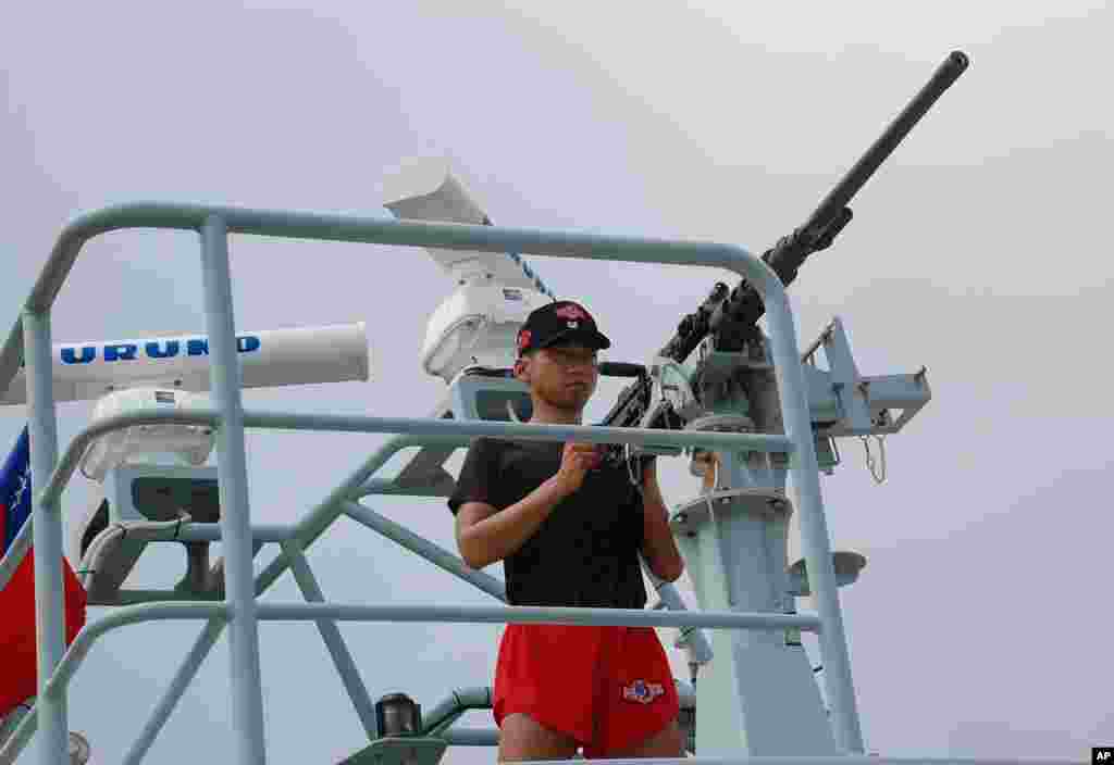 快艇上的战士手握机关枪