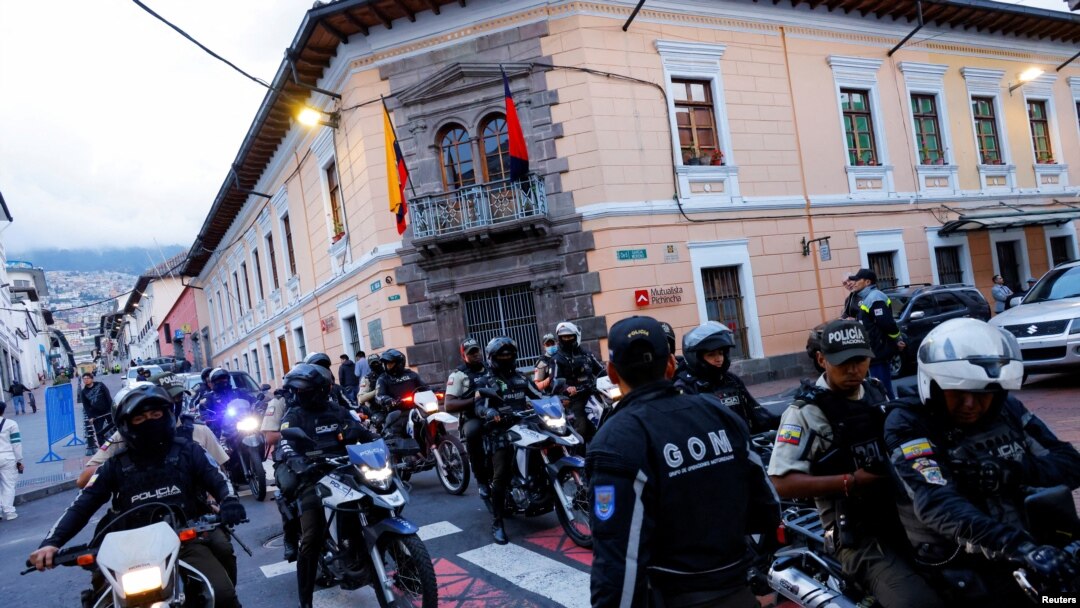 Agentes de policía patrullan el centro de Quito, la capital, tras un estallido de violencia después de que el presidente Daniel Noboa, declarara el estado de emergencia por la desaparición de Adolfo Macías, líder de la banda criminal Los Choneros. Visto el 9 de enero de 2024.