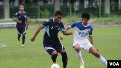 Arga Permana dari PSIM berebut bola dengan Arif Ariyanto dari Persela. (VOA/Nurhadi Sucahyo)