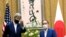 Utusan Iklim AS, John Kerry (kiri) dan PM Jepang Yoshihide Suga di Tokyo, 31 Agustus 2021. (Behrouz Mehri/Pool Photo via AP)