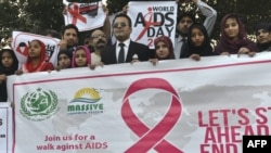 Aktivis sosial Pakistan membawa poster ketika Sidang Umum PBB. Hal itu dilakukan untuk meningkatkan kesadaran tentang Hari AIDS Sedunia di Lahore, 1 Desember 2016. (Foto: AFP)