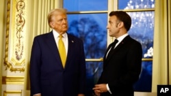 ARCHIVO - El presidente electo Donald Trump, izquierda, asiste a una reunión con el presidente de Francia, Emmanuel Macron, en el Palacio del Elíseo en París, el 7 de diciembre de 2024. AP