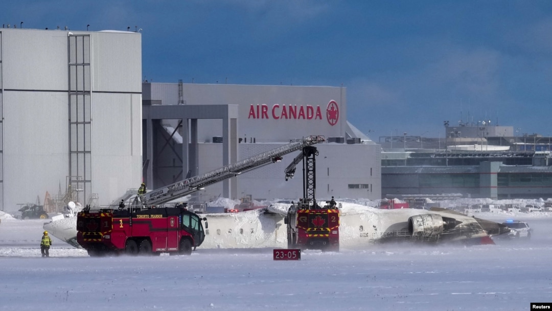Prevrnuti avion na aerodromu u Torontu (Foto: REUTERS/Arlyn McAdorey)