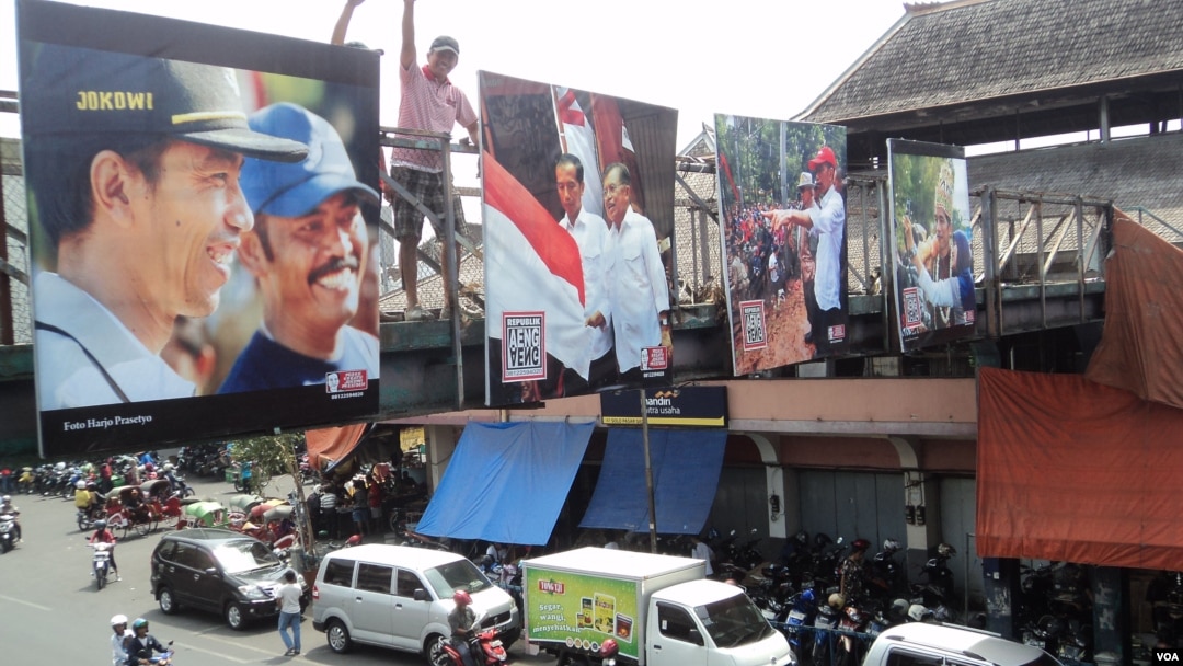 Poster-poster presiden terpilih Joko "Jokowi" Widodo di Solo menyambut pelantikannya. (VOA/Yudha Satriawan)