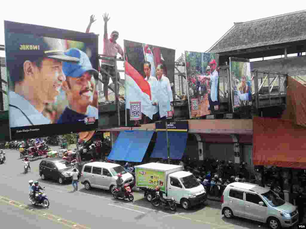 Poster-poster presiden terpilih Joko "Jokowi" Widodo di Solo menyambut pelantikannya. (VOA/Yudha Satriawan)