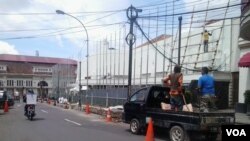 Penggantian lampu penerangan jalan umum di seputar Gedung Merdeka untuk menyambut peringatan KAA ke 60 tahun di Bandung. (VOA/R. `Teja Wulan)