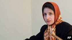 Nasrin Sotoudeh pengacara HAM Iran (foto: dok) dan Jafar Panahi sineas film dianugerahi hadiah HAM 'Sakharov' oleh parlemen Uni Eropa (26/10).