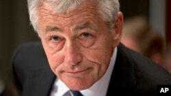 El secretario de Defensa de EE.UU., Chuck Hagel, dijo que además se revisan los salarios que se le pagan a sus empleados.