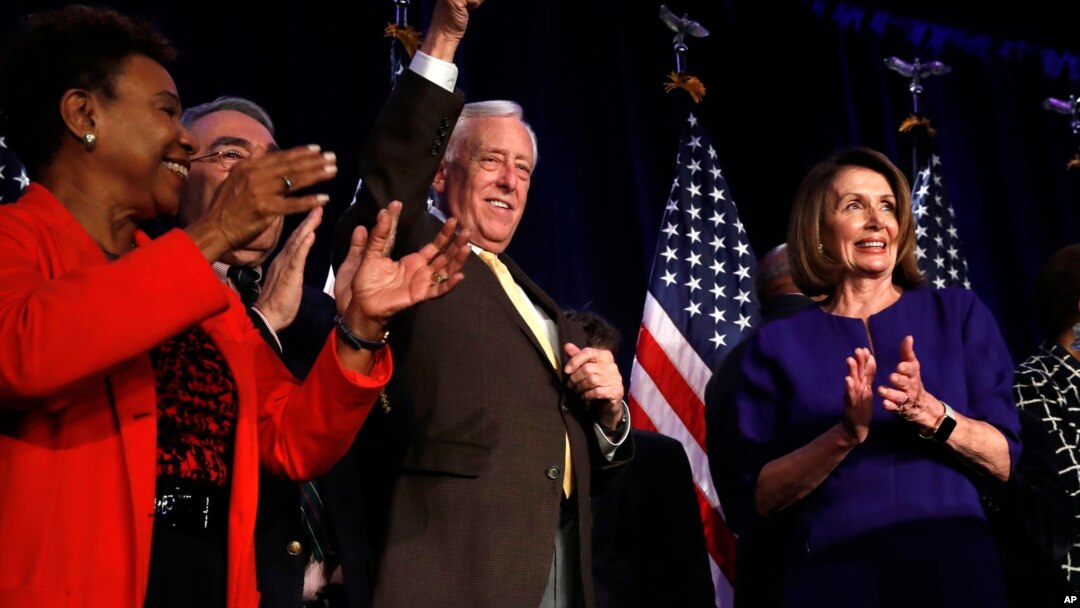 Para pemimpin DPR AS dari Partai Demokrat merayakan kemenangan dalam pemilu paruh waktu di Washington DC, Selasa (6/11).