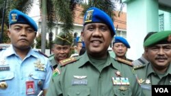 Komandan Detasemen Polisi Militer Daerah Jawa tengah, Kolonel CPM Arief Wibowo Djadi (tengah) di Solo (5/6). (VOA/Yudha Satriawan)