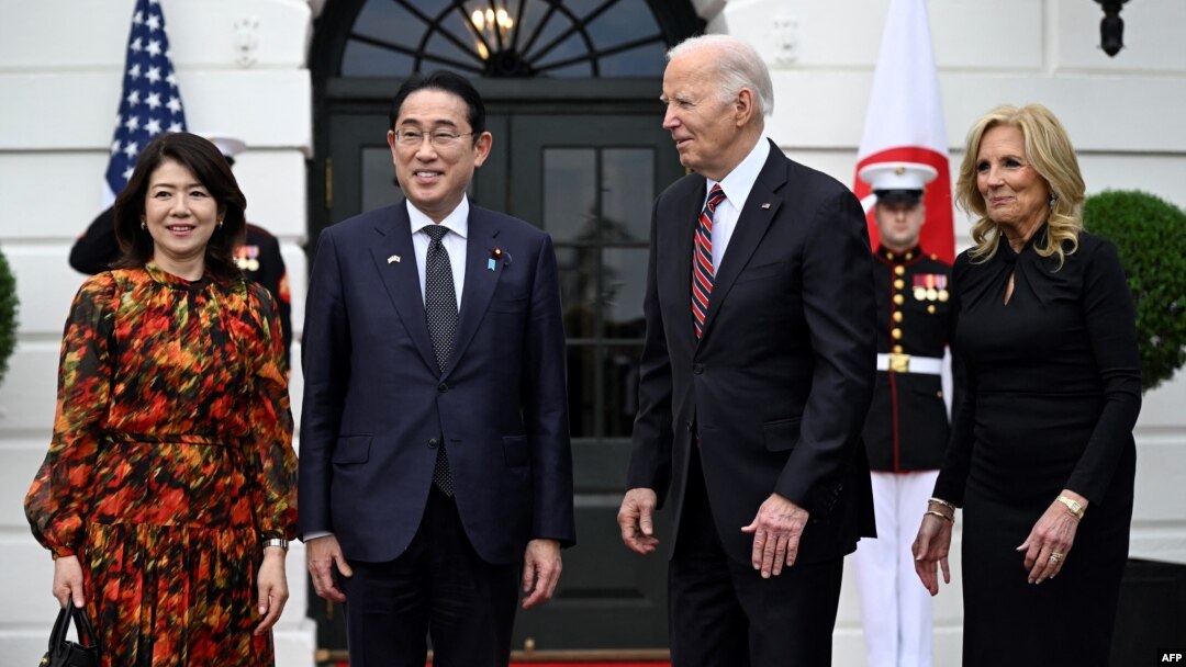 美国总统拜登夫妇2024年4月10日在白宫会见来访的日本首相岸田文雄夫妇。