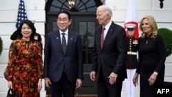 美国总统拜登夫妇2024年4月10日在白宫会见来访的日本首相岸田文雄夫妇。